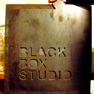 3 BLACKBOX STUDIO Enseigne ACIER